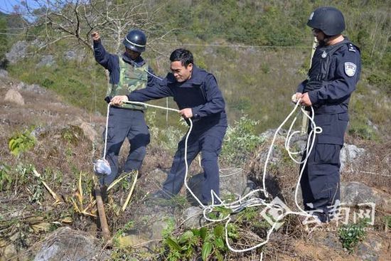 作业人员正准备销毁爆炸物品